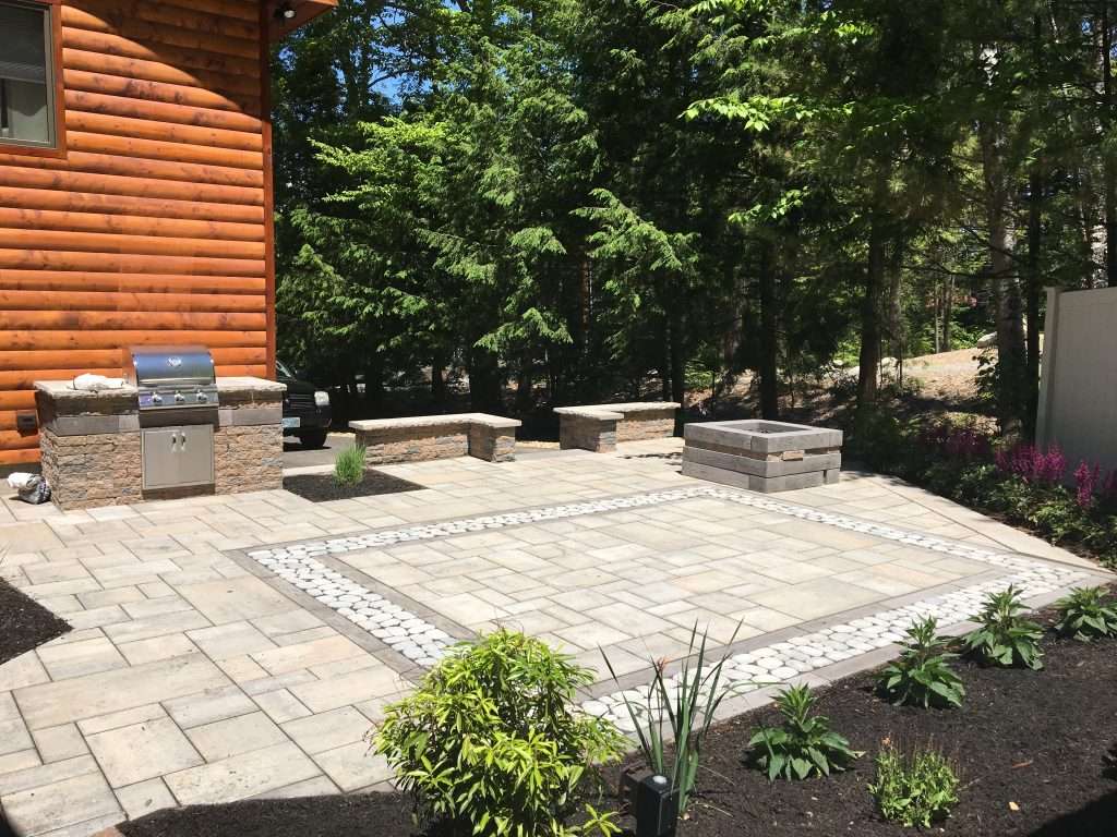 patio with border